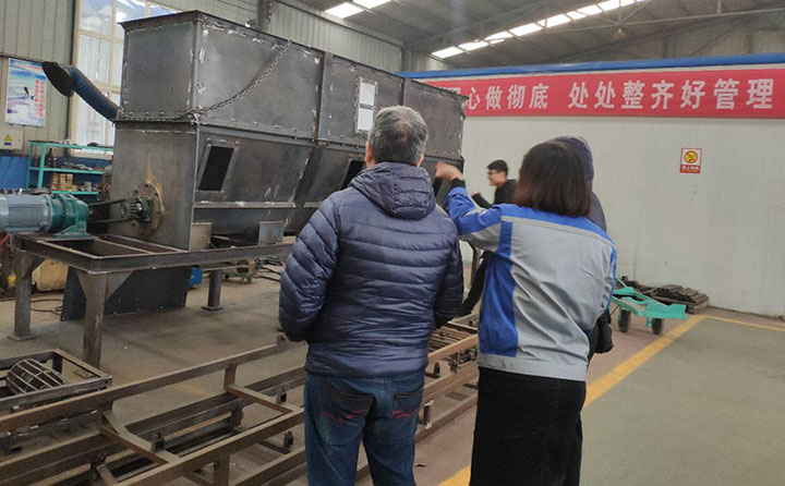 客戶參觀木屑顆粒機(jī)加工車(chē)間