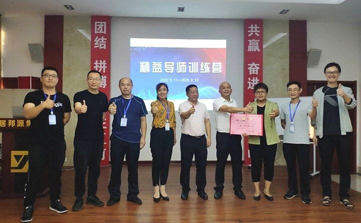 老師為山東金格瑞表現突出的隊伍頒發榮譽證書.jpg 老師為山東金格瑞表現突出的隊伍頒發榮譽證書.jpg