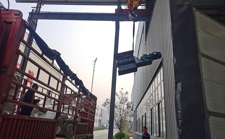 電機(jī)裝車中.jpg 電機(jī)裝車中.jpg