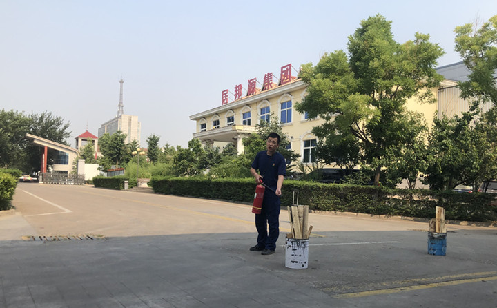 教官重點對消防法律法規(guī)、防火常識、逃生自救、滅火器的使用方法以及發(fā)生火災(zāi)時如何報火警、如何撲救初期火災(zāi)等消防常識進行了詳細的講解。