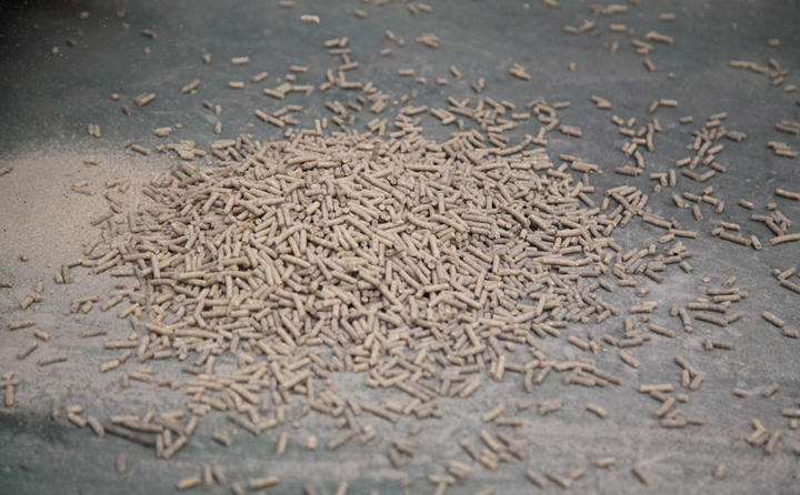 生物質成型燃料.JPG 生物質成型燃料.JPG