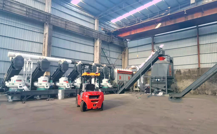 生產(chǎn)線設(shè)備：烘干機(jī)、滾筒篩、6臺(tái)860型號木屑造粒機(jī)、冷卻機(jī)、打包機(jī)等