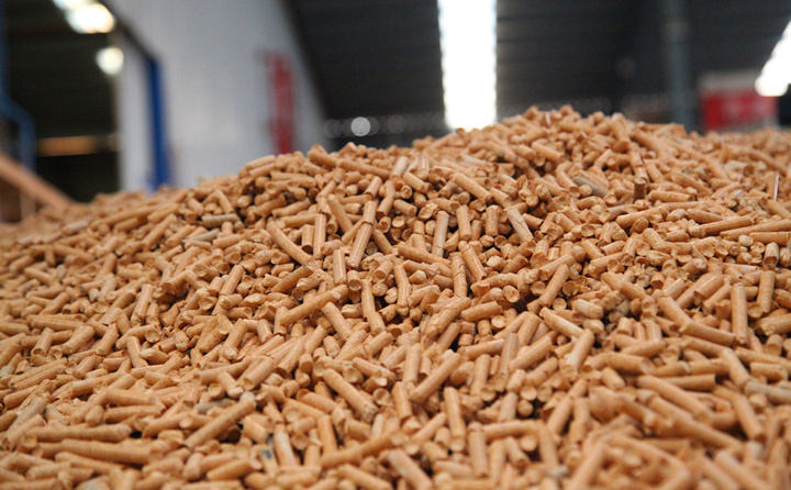 秸稈不但是木屑制粒機(jī)生物質(zhì)燃料的原材料,也是全村綠色發(fā)展的附屬產(chǎn)業(yè).JPG 秸稈不但是木屑制粒機(jī)生物質(zhì)燃料的原材料,也是全村綠色發(fā)展的附屬產(chǎn)業(yè).JPG