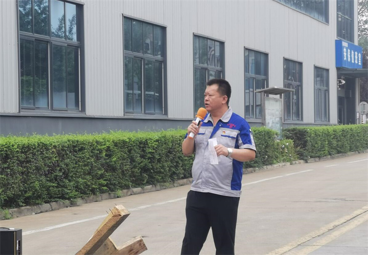 孫總表示安全無小事，安全只有現(xiàn)在，永遠沒有“下一次”。時刻牢記安全紅線，把安全放在心中、握在手上，及時消除各種隱患，杜絕違規(guī)操作。掌握安全知識和技能，是實現(xiàn)安全生產(chǎn)的前提，大家一定要牢記