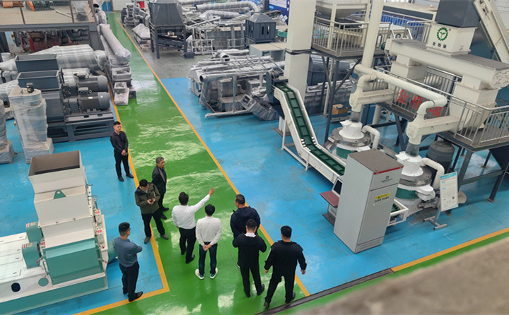 實(shí)地考察木屑顆粒機(jī)副本.jpg 實(shí)地考察木屑顆粒機(jī)副本.jpg