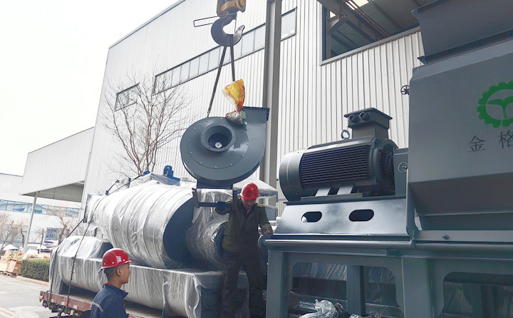 560型木屑顆粒機裝車發貨.jpg 560型木屑顆粒機裝車發貨.jpg